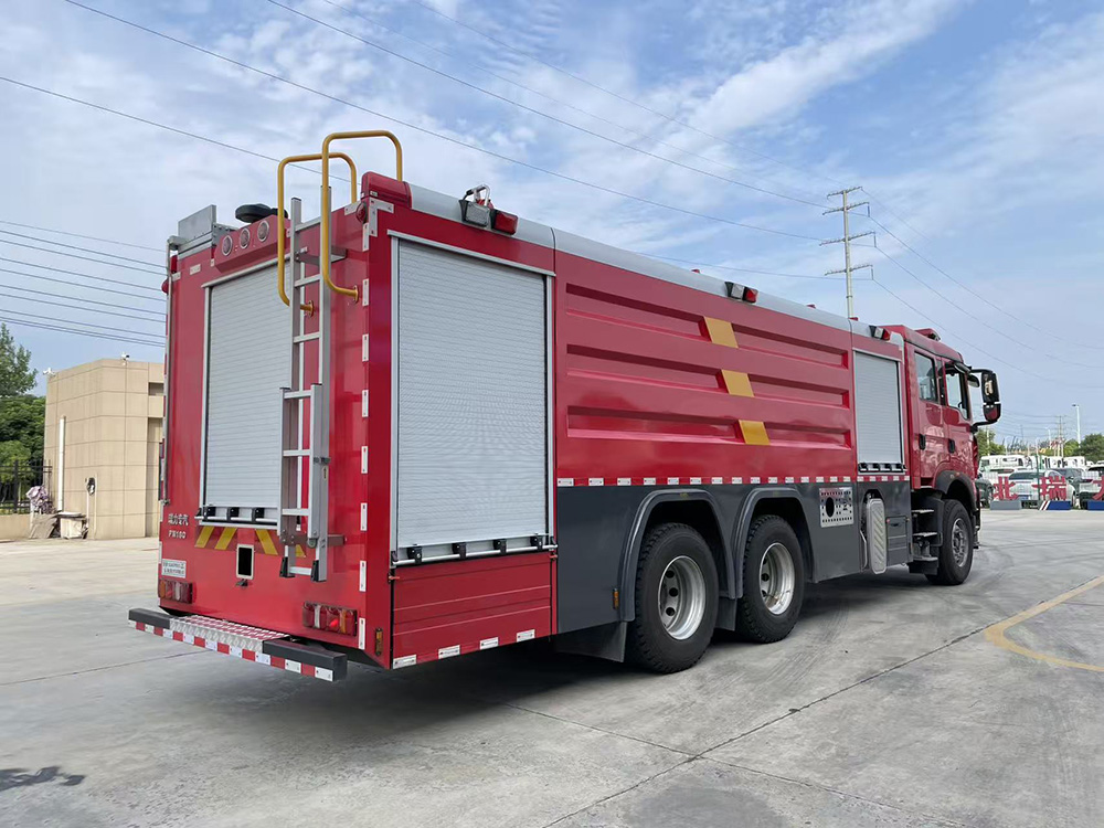 重汽18方水罐消防车