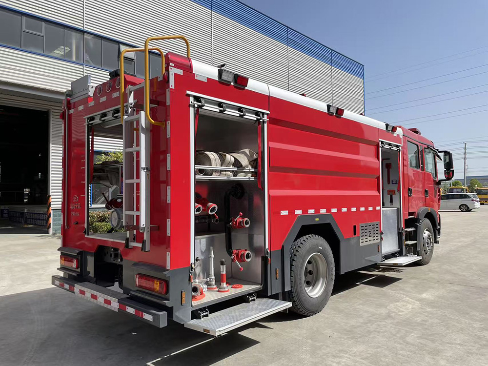 重汽8方水罐消防车
