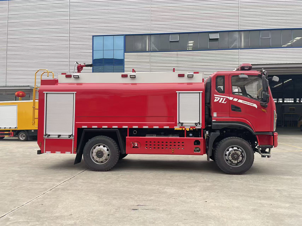 东风4.6方四驱水罐消防车