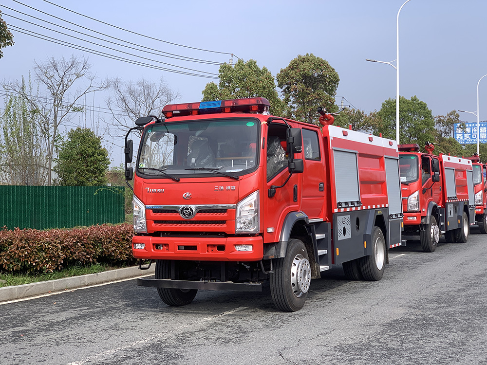 三环四驱6.3吨消防车