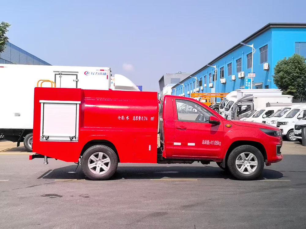 皮卡1.5方四驱消防洒水车