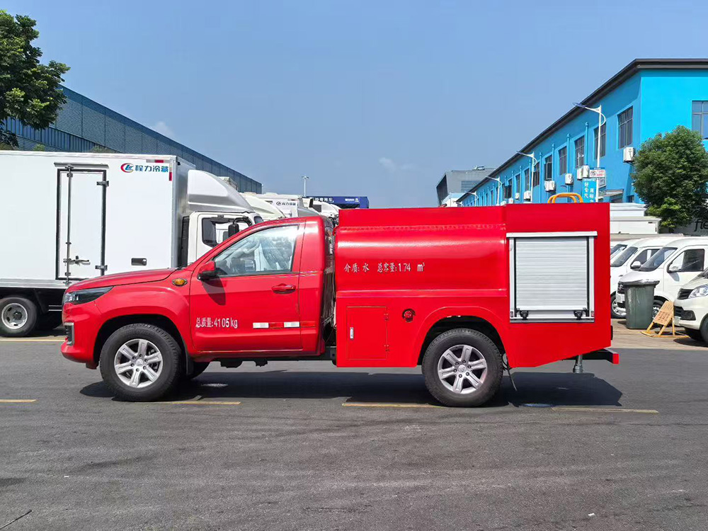 皮卡1.5方四驱消防洒水车